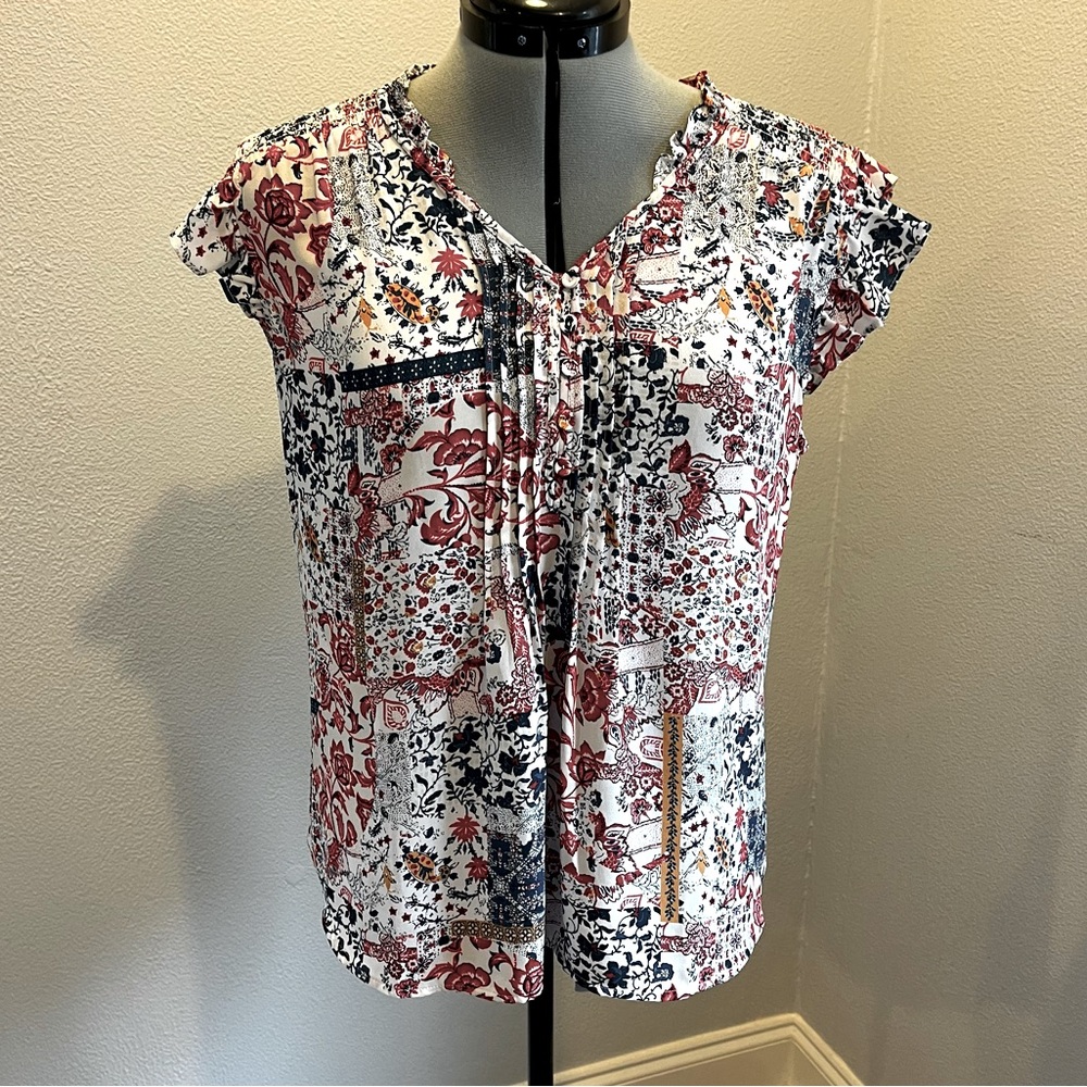Danielrainn women’s blouse size M. Really pretty on, EUC!! 😍